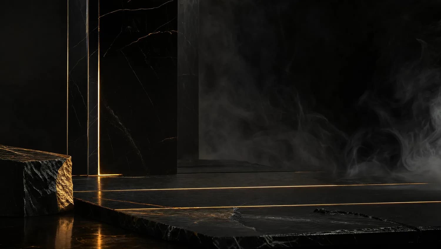Dunkle Steinflächen mit feinen Goldlinien und aufsteigendem Rauch