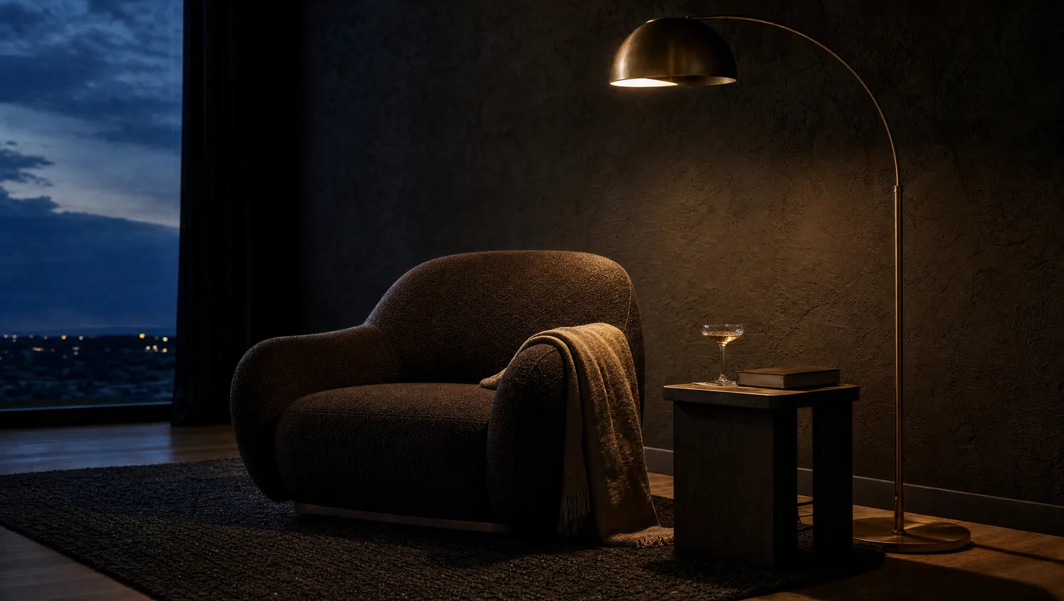 Cinematisches dunkles Wohnzimmer mit Sessel und Messing-Stehleuchte